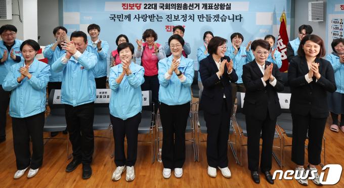 [사진] 진보당, 출구조사 결과에 환호