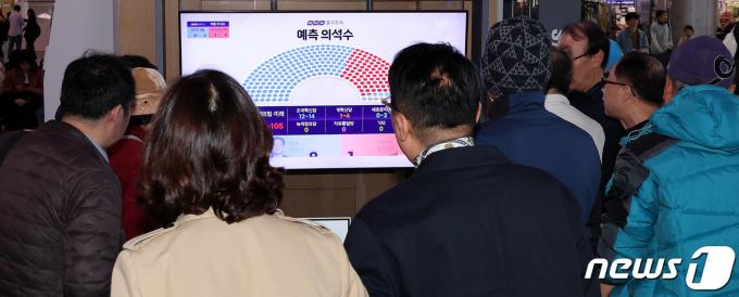 [사진] 시민들의 총선 출구조사 관심