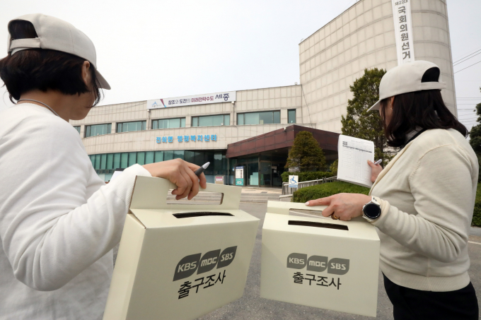 제22대 국회의원 선거일인 10일 오후 세종시 전의면행정복지센터에 마련된 투표소에서 방송사 출구조사원들이 투표를 마친 유권자를 대상으로 출구조사를 준비하고 있다. / 사진=뉴스1 