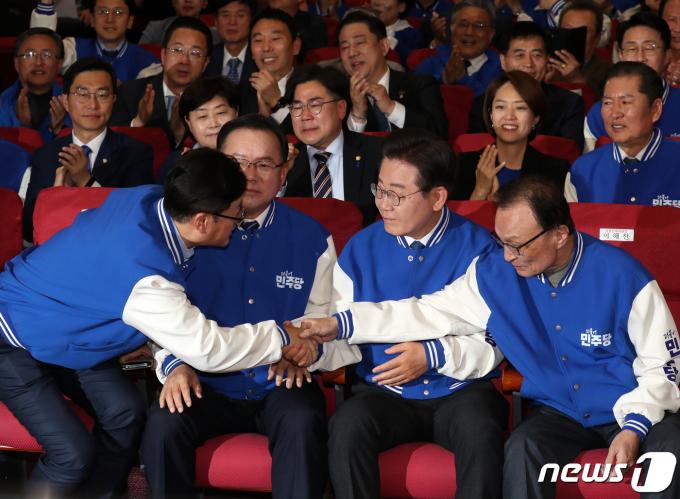 [사진] 출구조사 결과에 인사 나누는 민주당