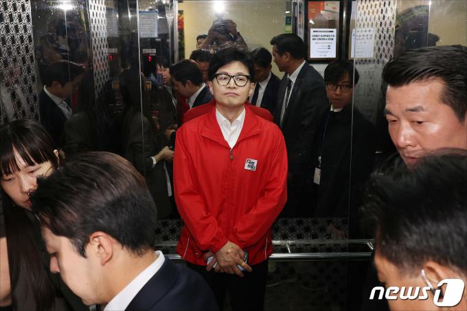 [사진] 출구조사 시청 후 개표상황실 떠나는 한동훈 비대위원장