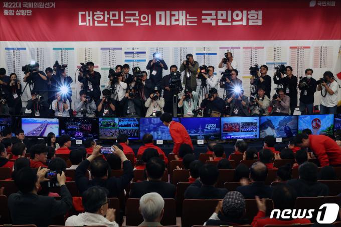 [사진] 개표상황실 떠나는 윤재옥 원내대표