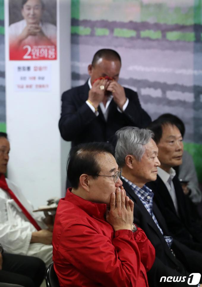 [사진] 명룡대전 출구조사 발표 '침울한 원희룡 후보 선거사무실'