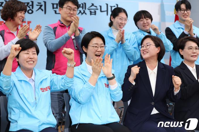 [사진] 진보당, 출구조사 결과에 환호