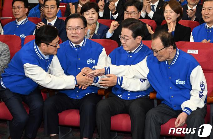 [사진] 손 잡은 민주당 지도부