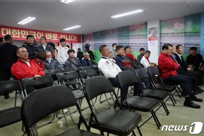 [사진] 명룡대전 출구조사 지켜보는 원희룡 캠프