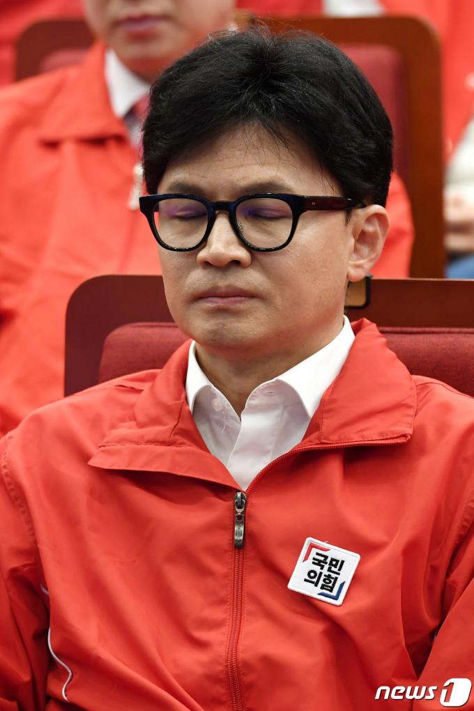 [사진] 침통한 표정의 한동훈 비대위원장