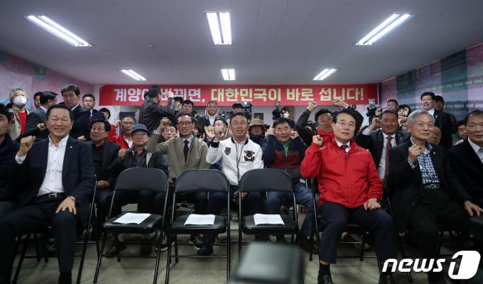 [사진] 명룡대전 '출구조사 결과는?'