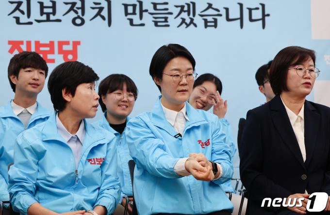 [사진] 진보당, 긴장되는 총선 출구조사 결과