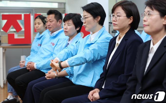[사진] 출구조사 결과 기다리는 진보당