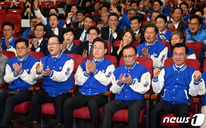 [사진] 박수치는 더불어민주당