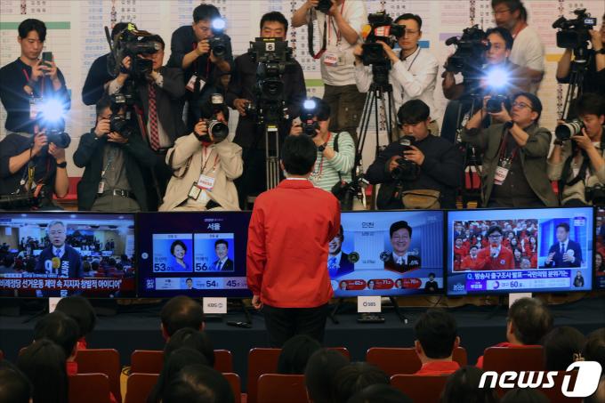 [사진] 한동훈 비대위원장, 출구조사 시청 후 입장 발표