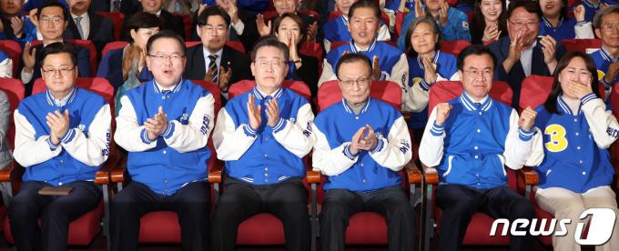 [사진] 민주당, 출구조사 결과에 환호