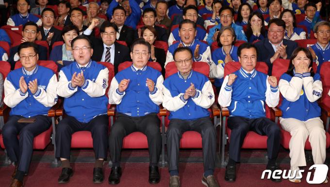 [사진] 출구조사에 박수치는 민주당