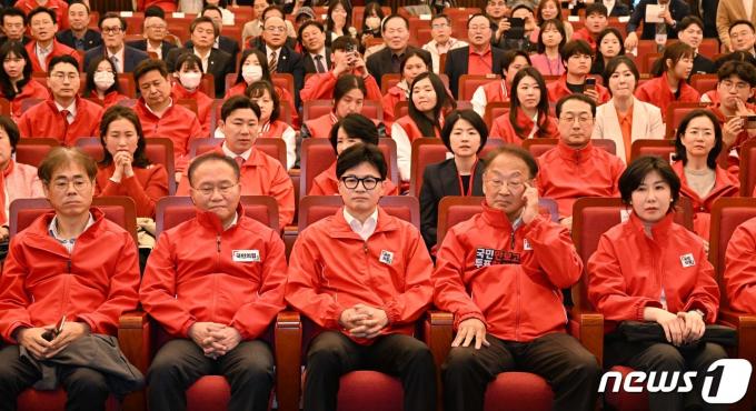 [사진] 개표상황 지켜보는 국민의힘