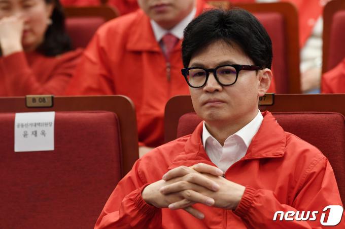 [사진] 굳은 표정으로 출구조사 시청하는 한동훈 비대위원장