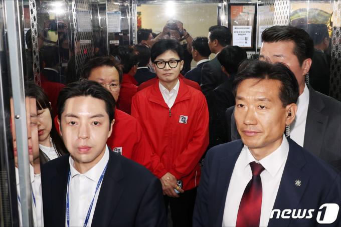 [사진] 개표상황실 떠나는 한동훈 비대위원장