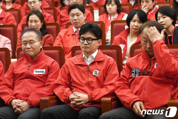 [사진] 국민의 힘 '출구조사 결과에 망연자실'