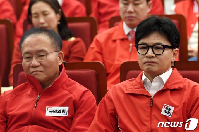[사진] 굳은 표정 짓는 윤재옥·한동훈