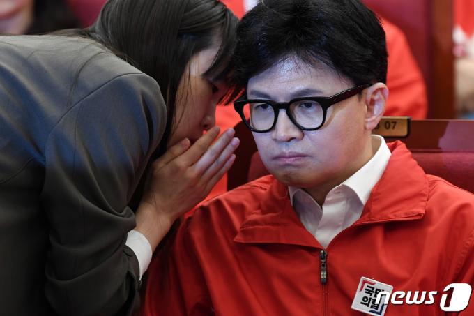 [사진] 침통한 표정의 한동훈 비대위원장