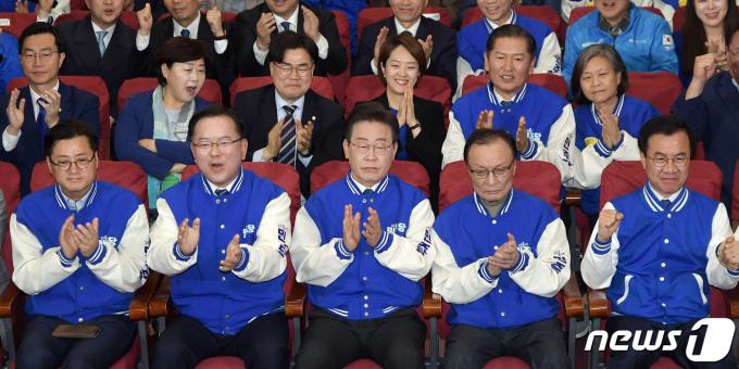 [사진] 박수치는 더불어민주당