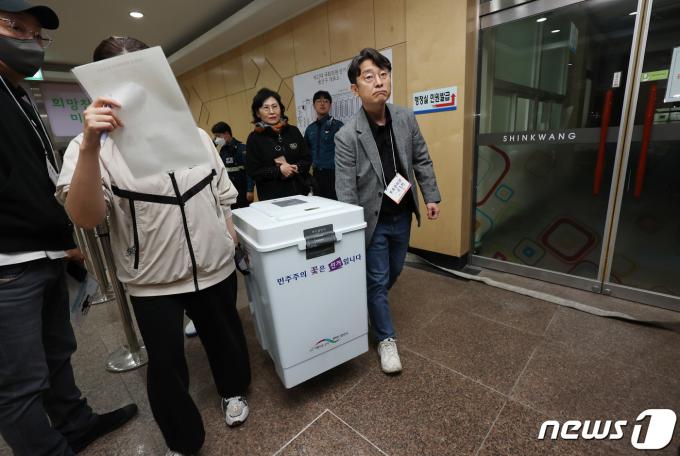 [사진] 개표소 도착한 총선 투표함