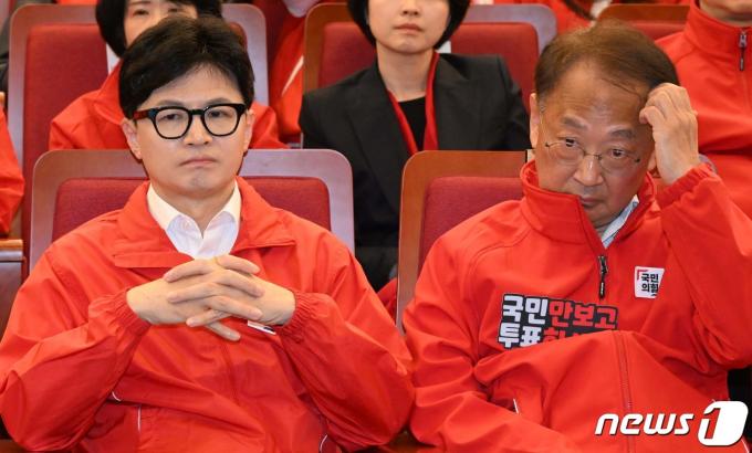 [사진] 출구조사 발표 보는 한동훈
