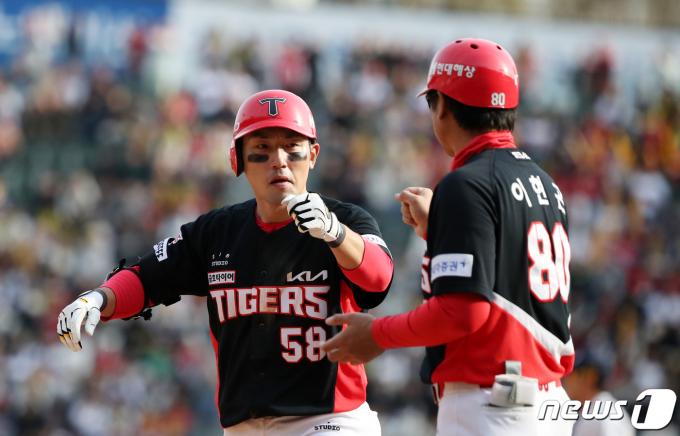 31일 서울 송파구 잠실야구장에서 열린 프로야구 '2024 신한 SOL 뱅크 KBO리그' KIA 타이거즈와 두산 베어스의 경기에서 9회초 KIA 공격 1사 주자 1,3루 서건창이 안타를 치고 기뻐하고 있다. 2024.3.31/뉴스1 ⓒ News1 이승배 기자