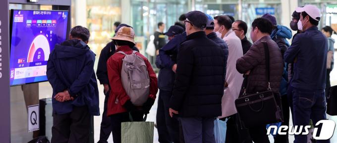 [사진] 총선 출구조사 지켜보는 민심