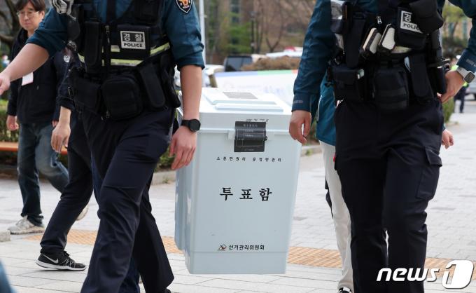 [사진] 경찰의 호위 속에 옮겨지는 투표함