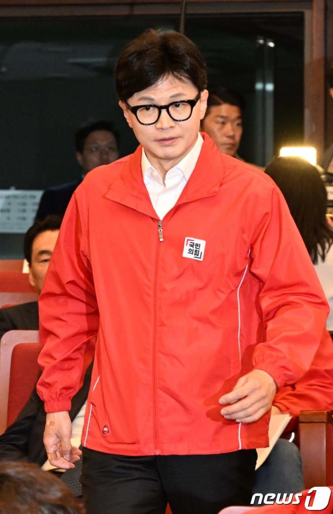 [사진] 자리로 이동하는 한동훈