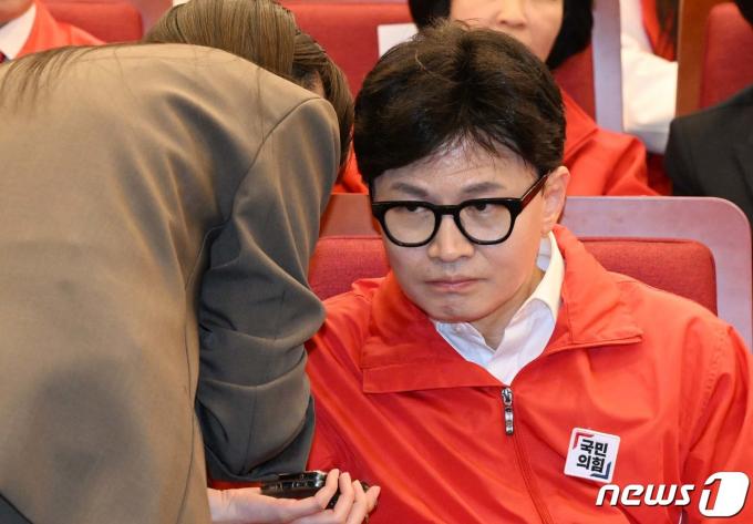 [사진] 대화 나누는 한동훈
