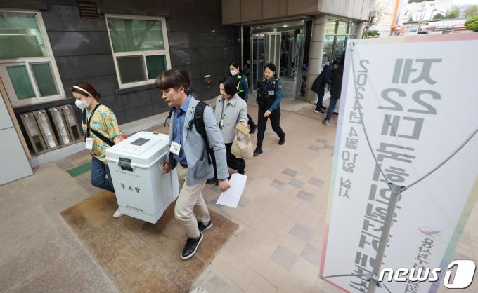 [사진] 개표소 도착한 22대 국회의원 선거 투표함