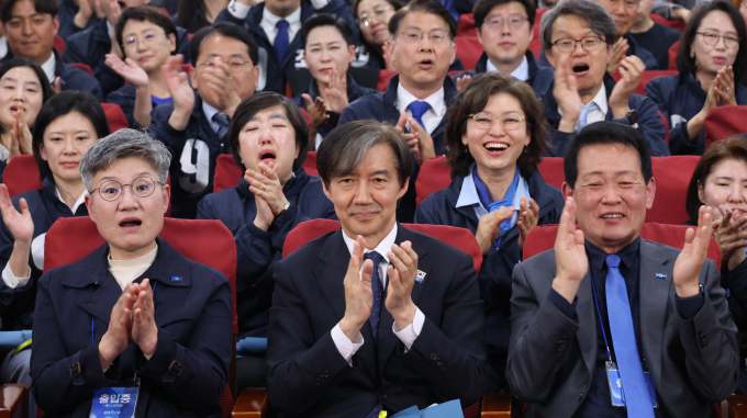 조국 조국혁신당 대표(앞줄 가운데)가 10일 저녁 지상파 출구조사 결과가 발표된 이후 박수를 치고 있다. /사진=뉴시스(공동취재)