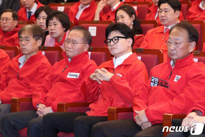 [사진] 출구조사 바라보는 국민의힘