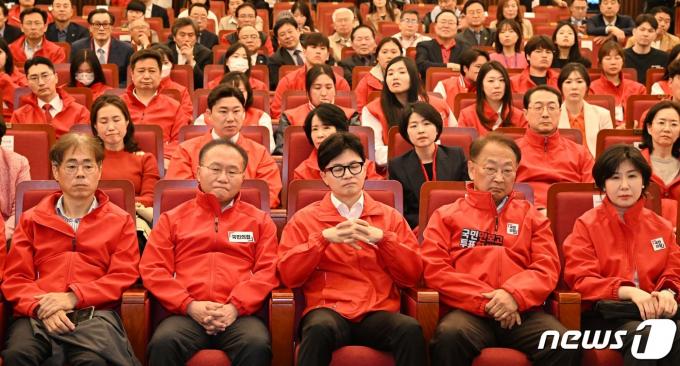 [사진] 출구조사 결과 시청하는 국민의힘