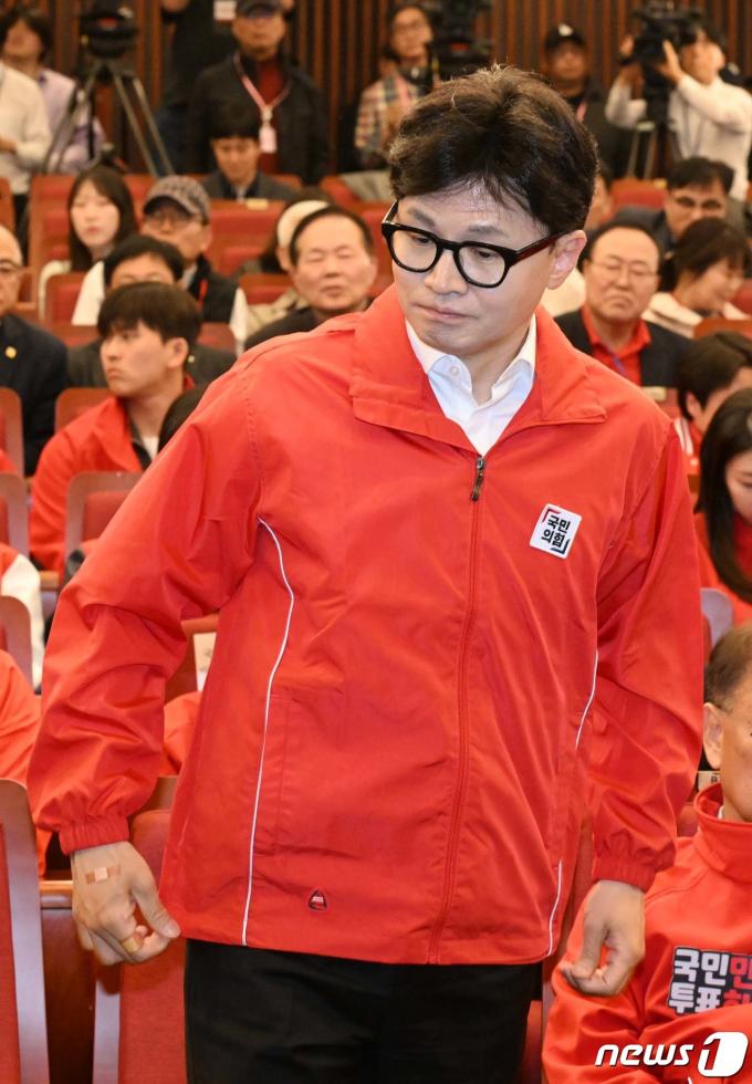 [사진] 상황실 나서는 한동훈