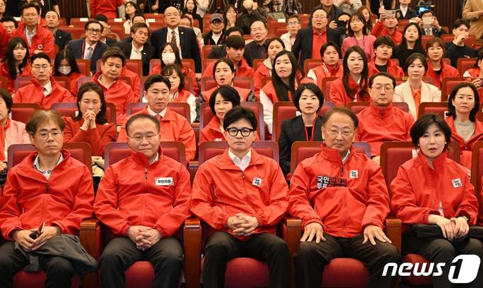 [사진] 출구조사 결과 시청하는 한동훈 위원장