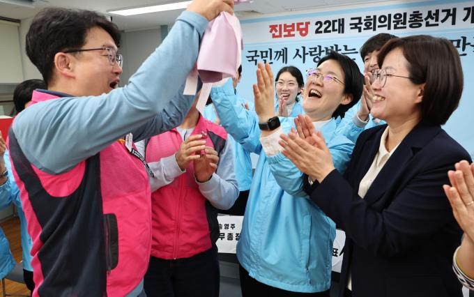 [사진] 꽃다발 전달받는 윤희숙 진보당 상임대표