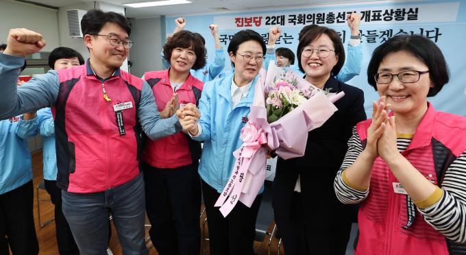 [사진] 진보당, 출구조사 결과에 환호