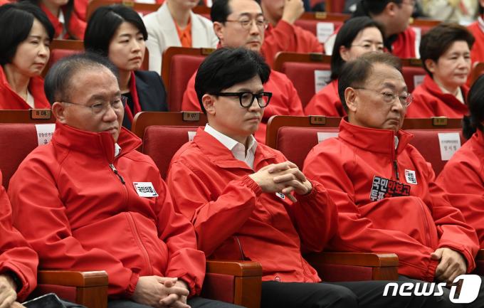 [사진] 침통한 표정 보이는 국민의힘