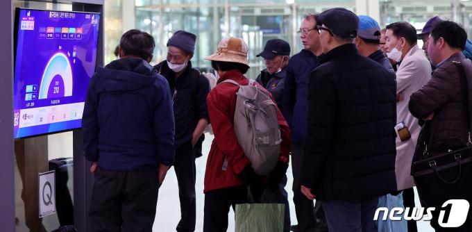 [사진] 출구조사 지켜보는 민심