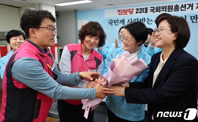 [사진] 꽃다발 전달받는 윤희숙 진보당 상임대표