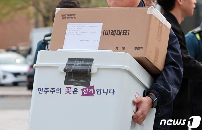 [사진] 개표소로 향하는 투표함