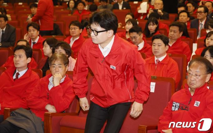 [사진] 개표 상황실 나서는 한동훈