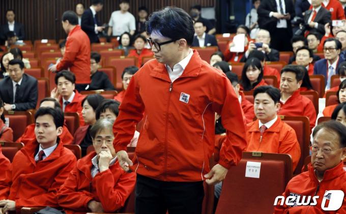 [사진] 개표상황실 나서는 한동훈