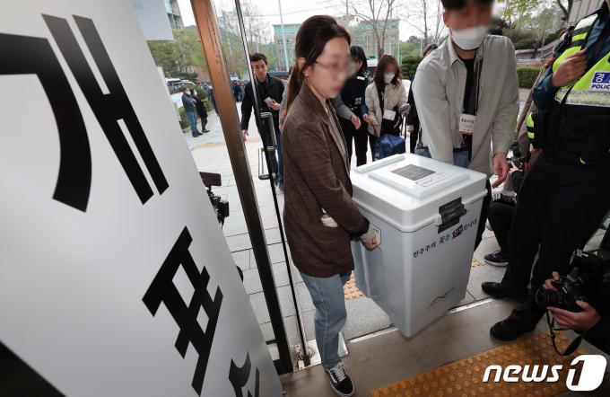 [사진] 개표소에 도착하는 투표함