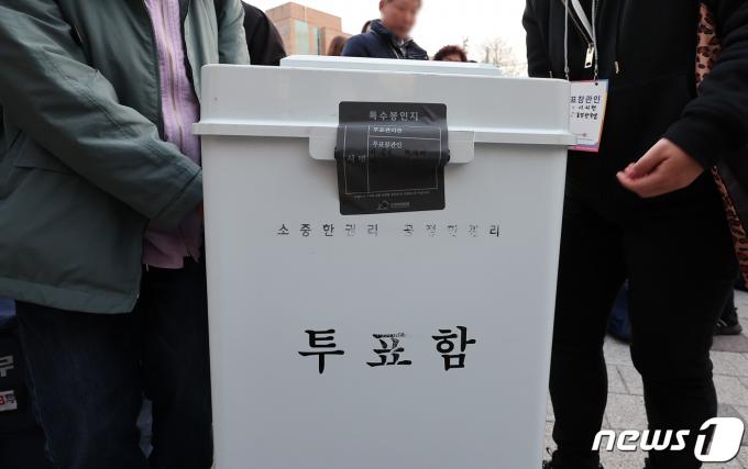 [사진] 개표소로 향하는 투표함