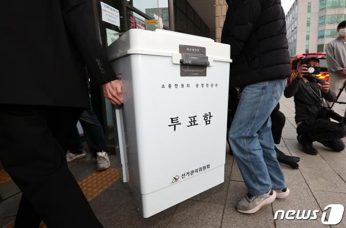 [사진] 옮겨지는 투표함