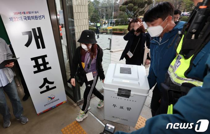 [사진] 개표소에 도착하는 투표함